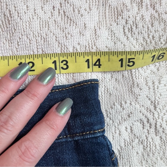 Levi’s dark wash high rise shorts - Picture 5 of 9